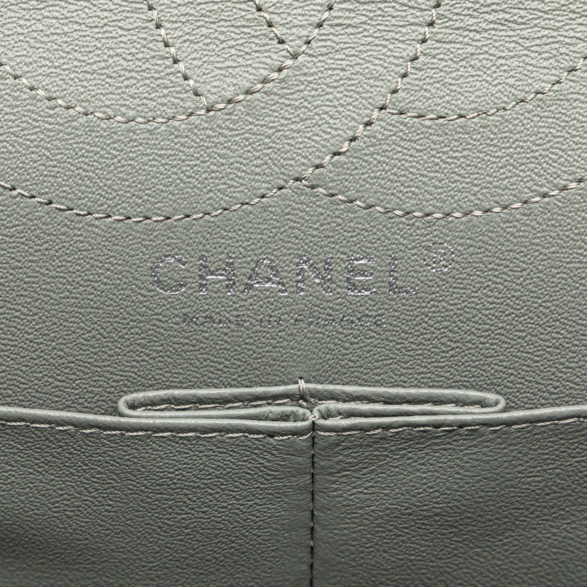 Chanel | Pre-Owned Caviar and Iridescent Calfskin Reissue 2.55 Double Flap 226 | Brown/Dark BrownGray - Image 8