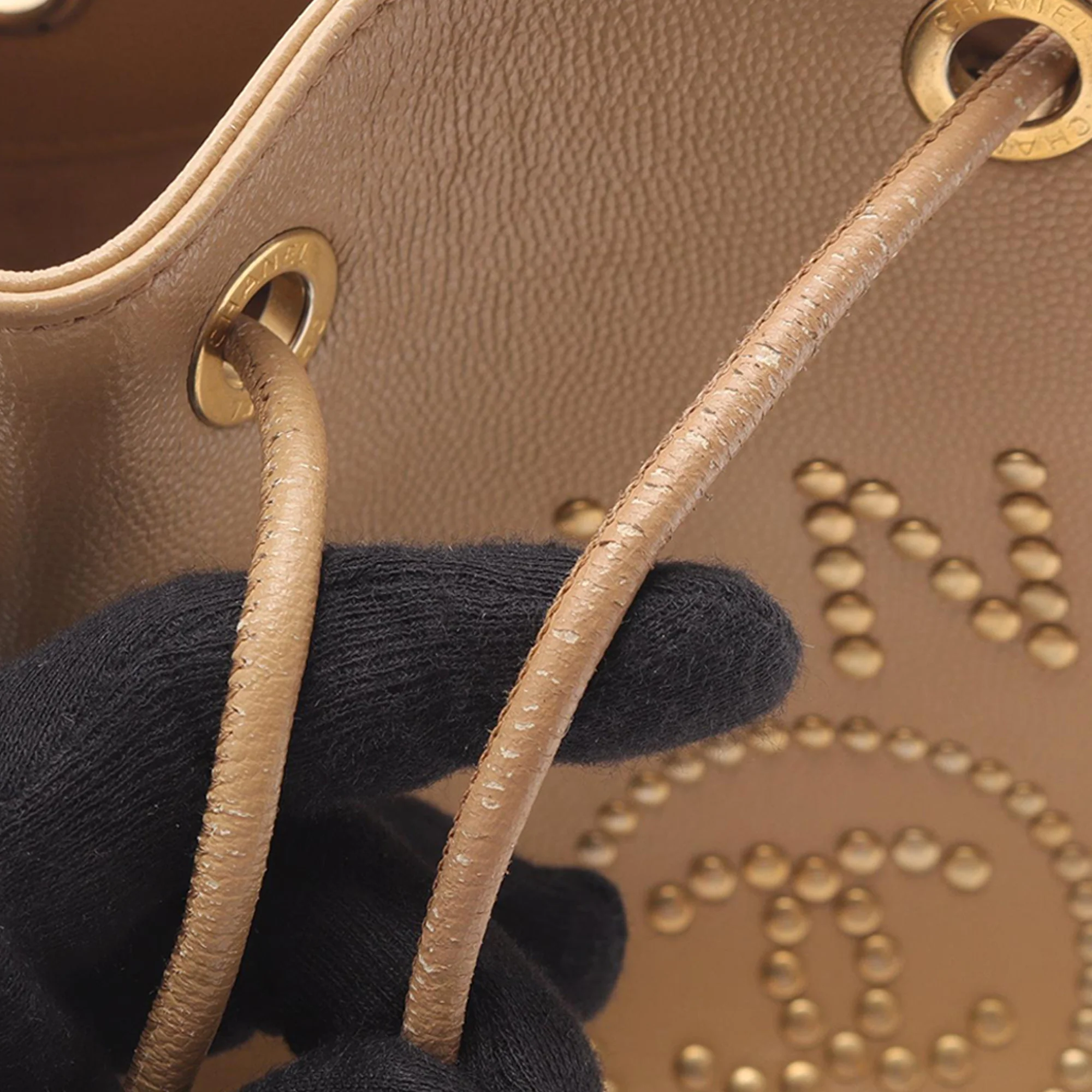 Chanel | Pre-Owned CC Deauville Drawstring Bucket Bag | Neutral - Image 6
