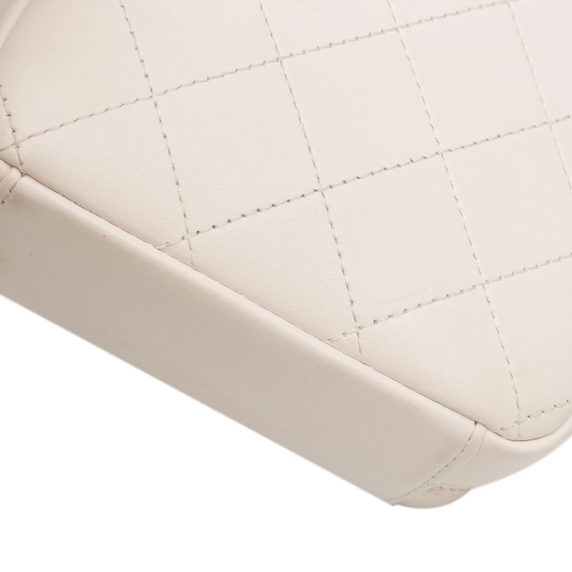 Chanel | Pre-Owned CC Lambskin Round Handle Camera Case | White - Image 11
