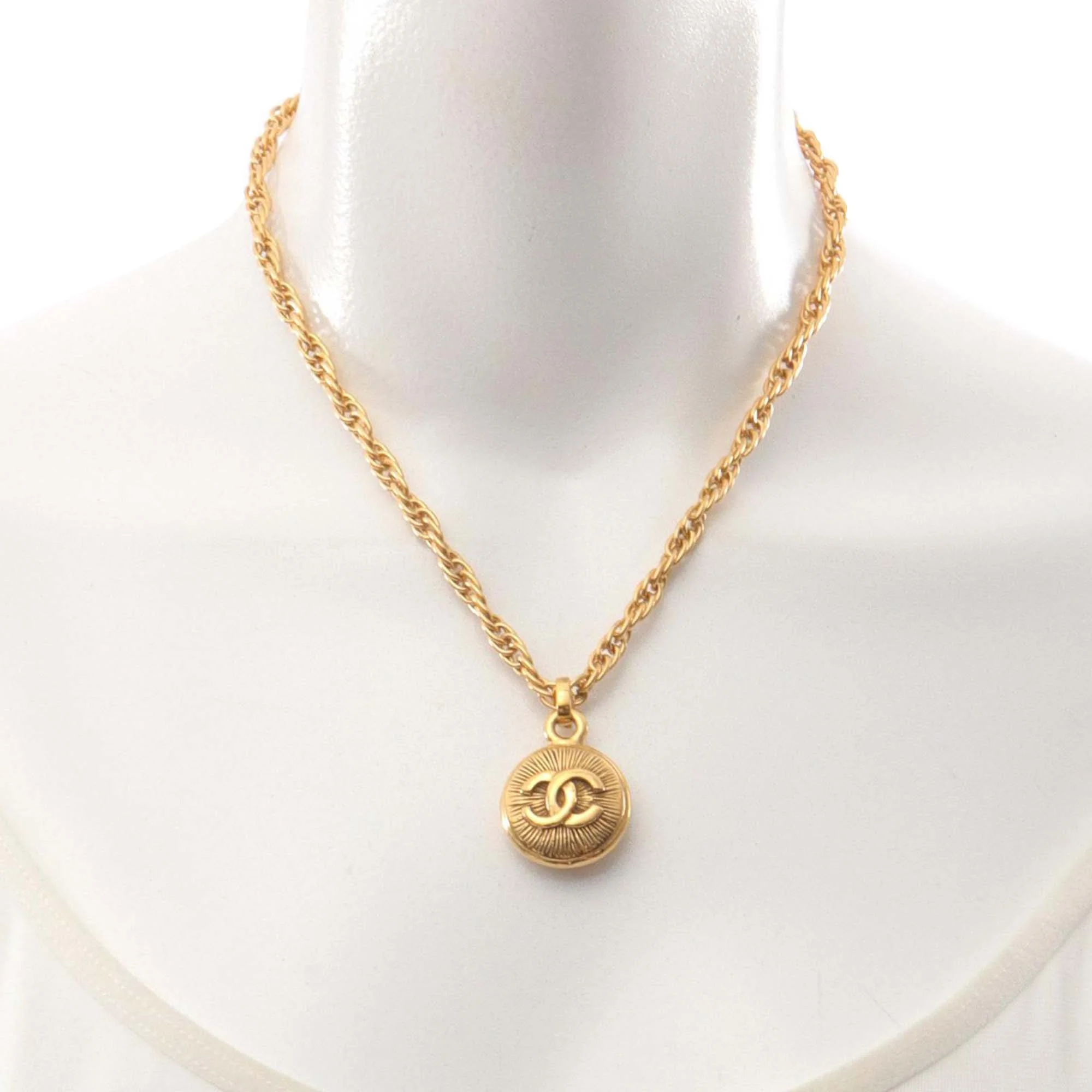 Chanel | Pre-Owned Gold Plated CC Round Pendant Necklace - I | Gold - Image 4