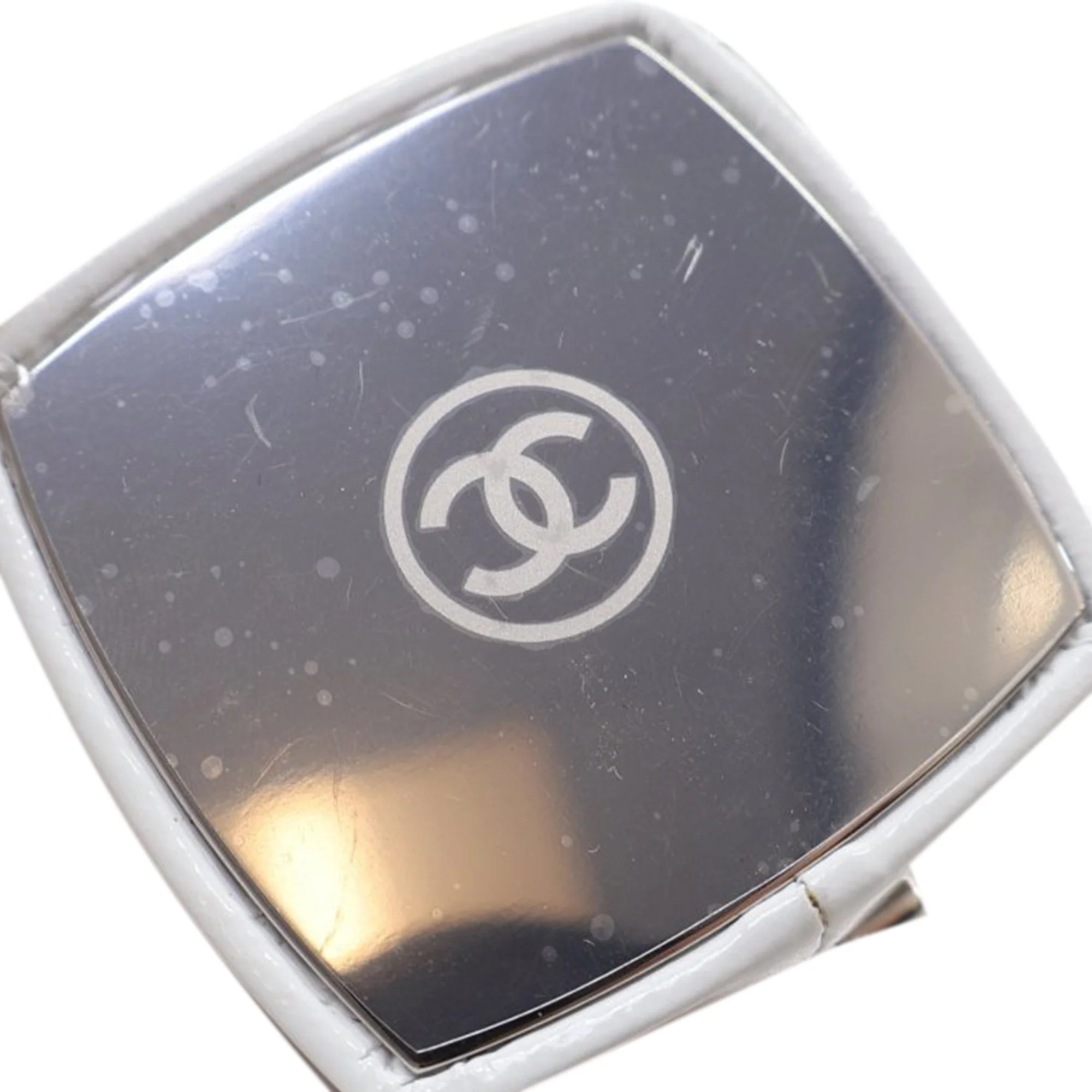 Chanel | Pre-Owned Patent Goatskin Make-Up Box Clutch With Chain | White - Image 12