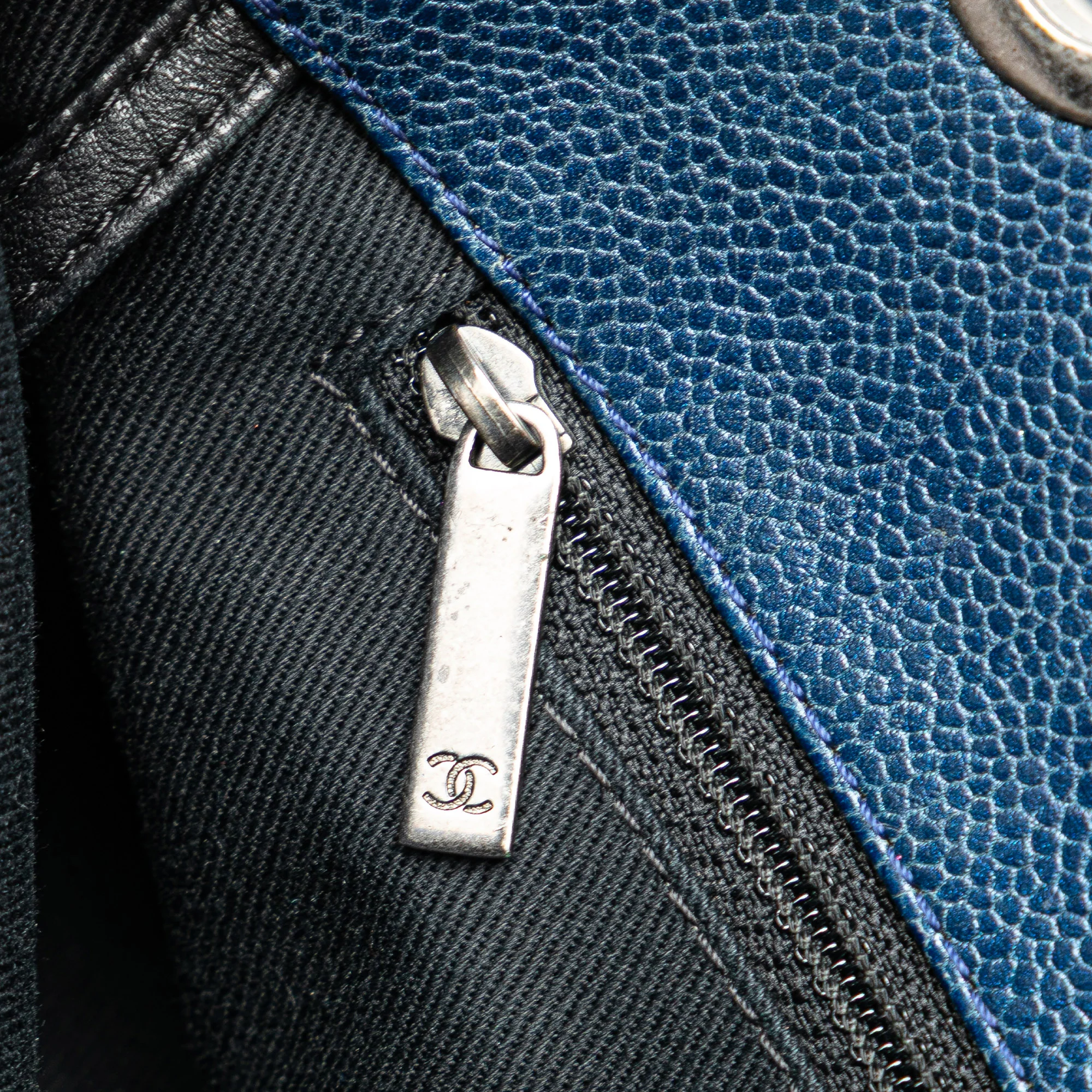 Chanel | Pre-Owned Quilted Iridescent Caviar Chic Shopping Tote | Blue/Dark Blue - Image 2