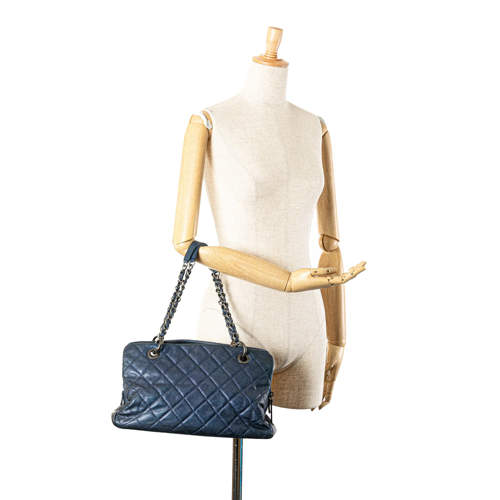 Chanel | Pre-Owned Quilted Iridescent Caviar Chic Shopping Tote | Blue/Dark Blue - Image 5