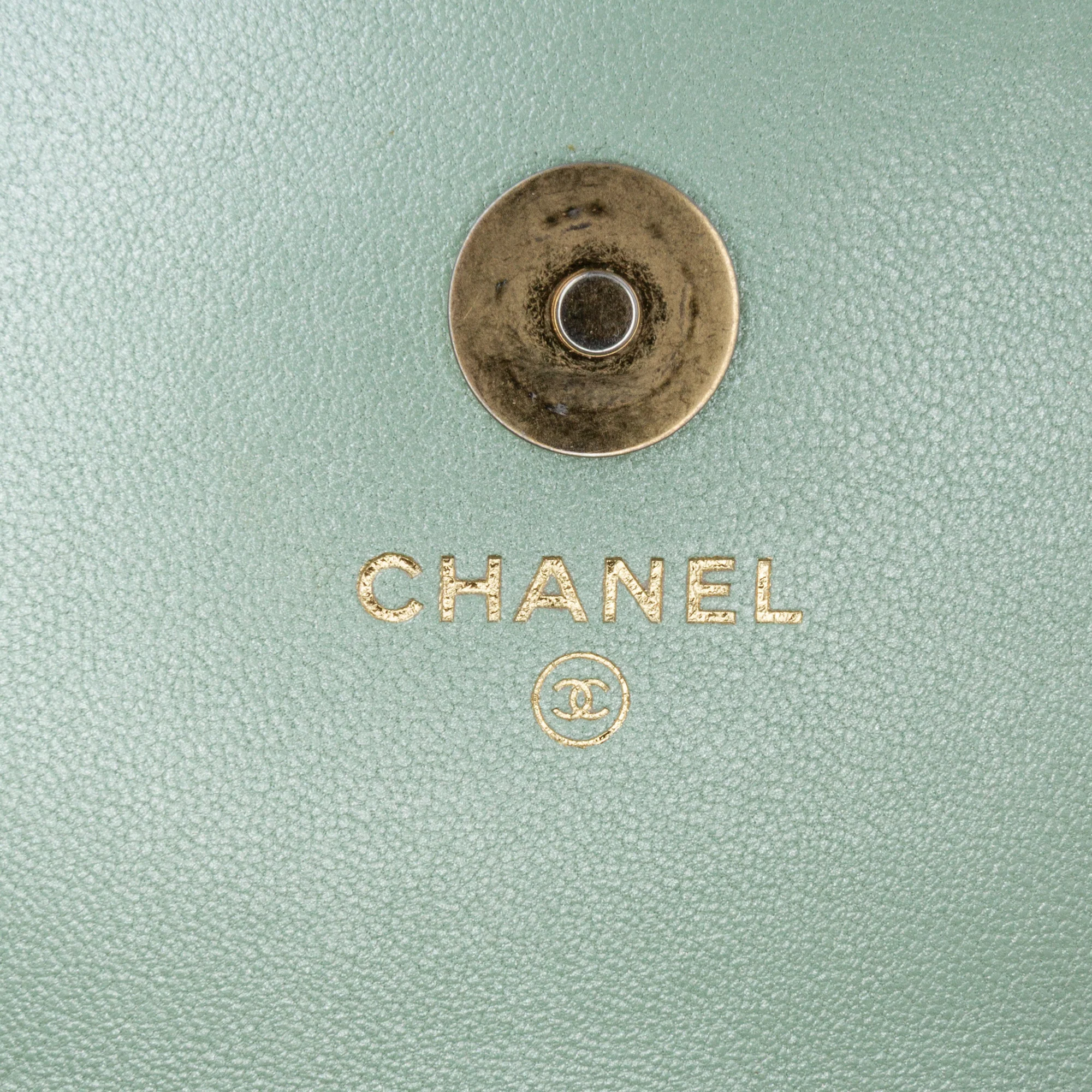Chanel | Pre-Owned Quilted Lambskin 19 Wallet on Chain | Green/Light Green - Image 8