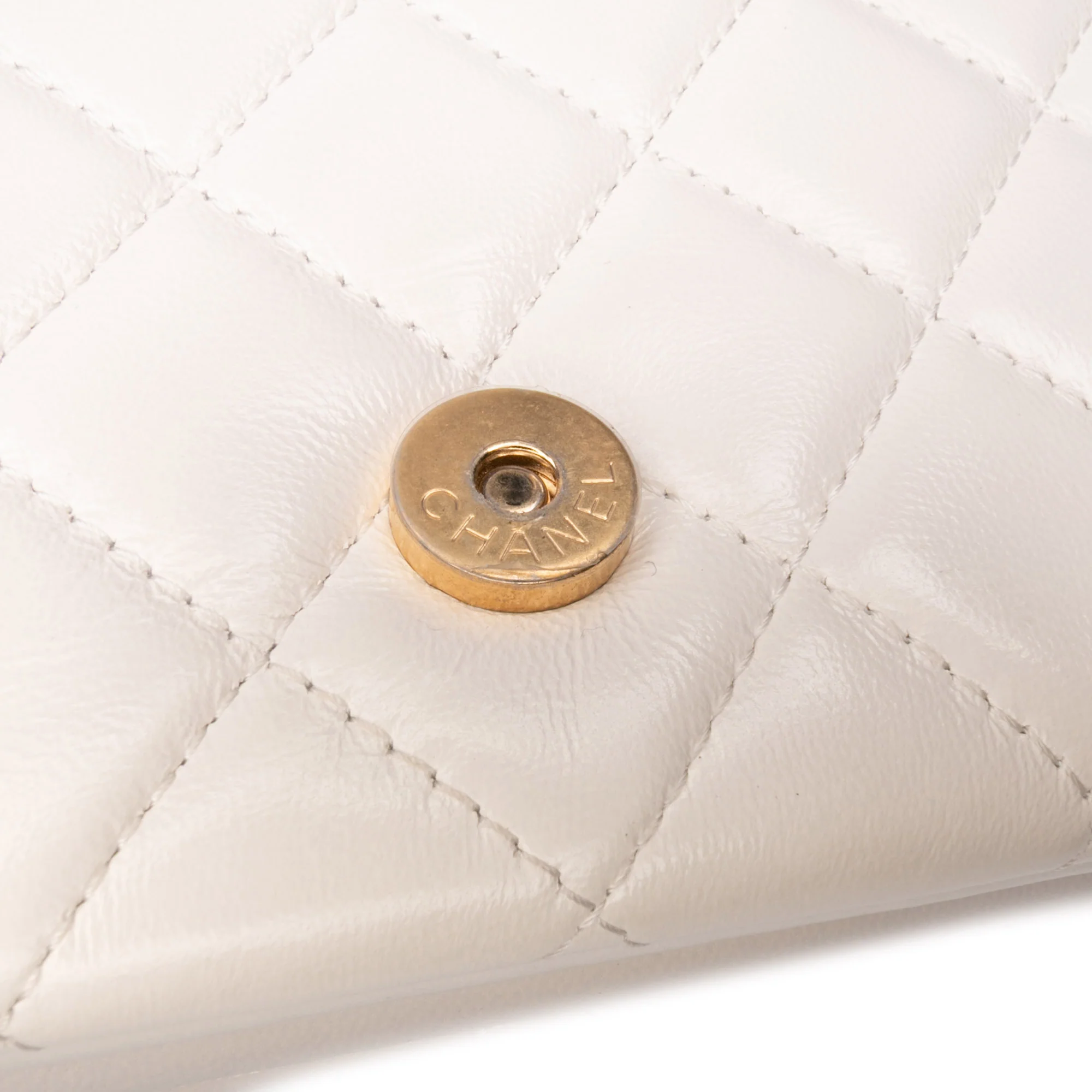 Chanel | Pre-Owned Quilted Shiny Lambskin Flap with Chain | White/Ivory - Image 12