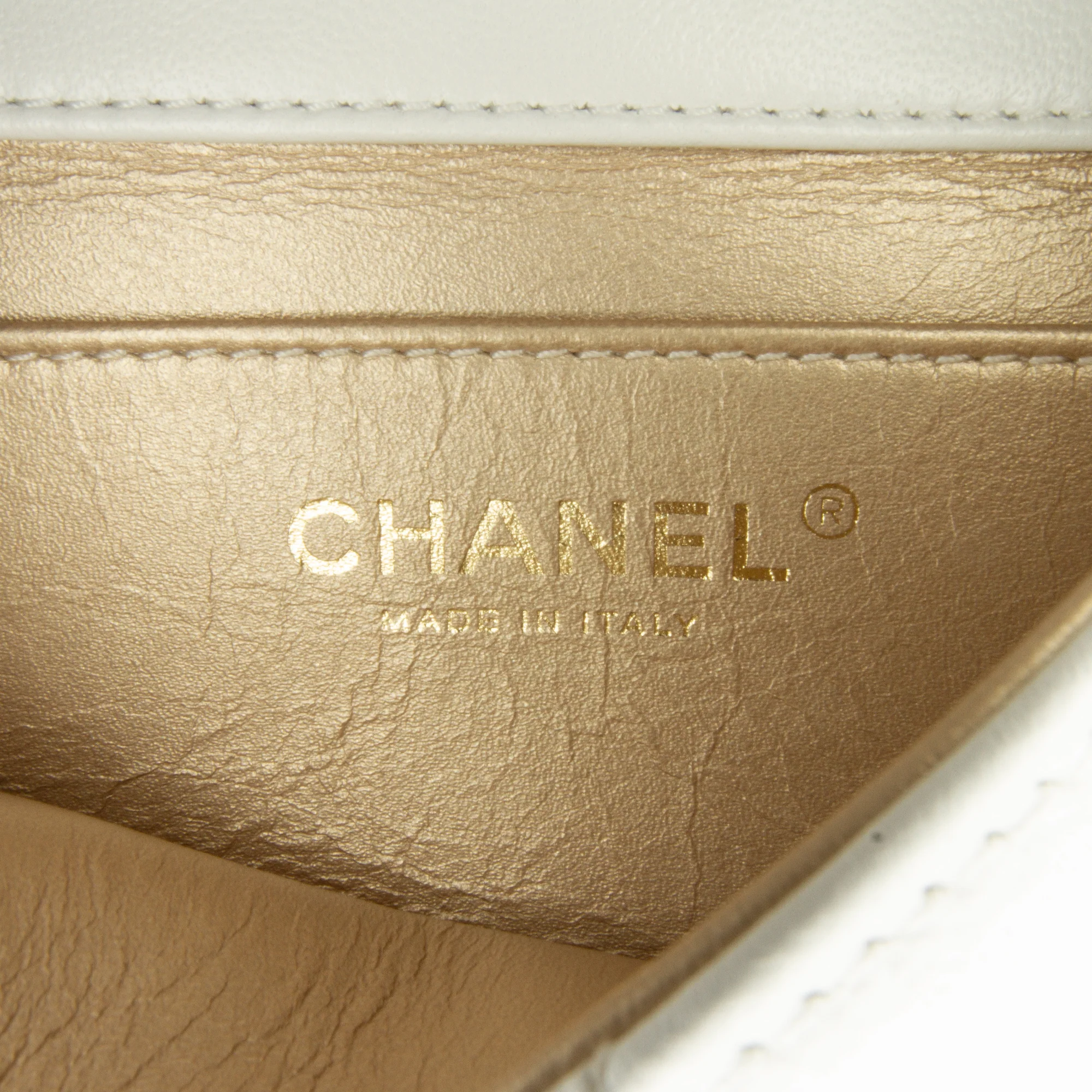Chanel | Pre-Owned Small Chic Pearls Flap | White - Image 10
