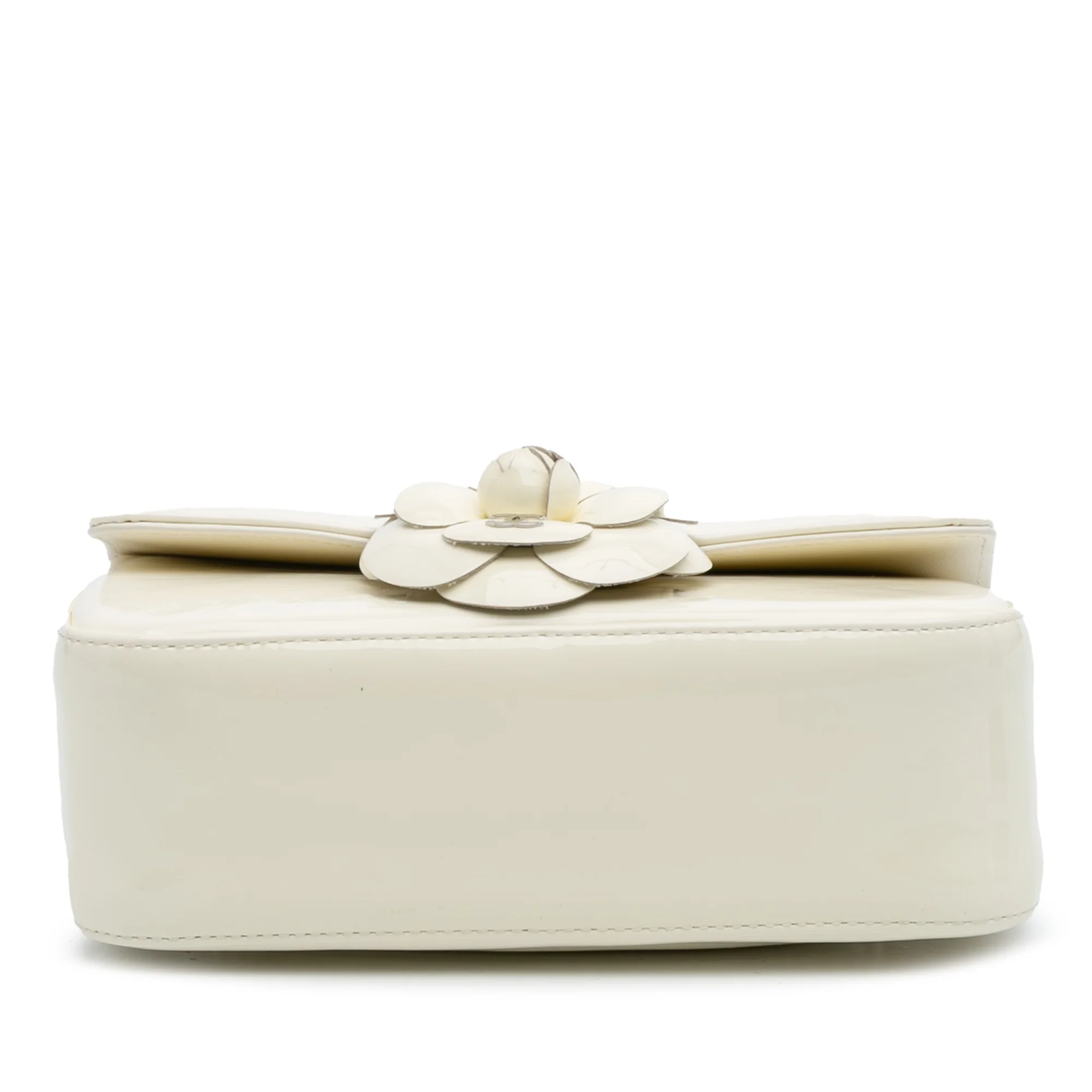 Chanel | Pre-Owned Small Patent Camellia Single Flap | White/Ivory - Image 5