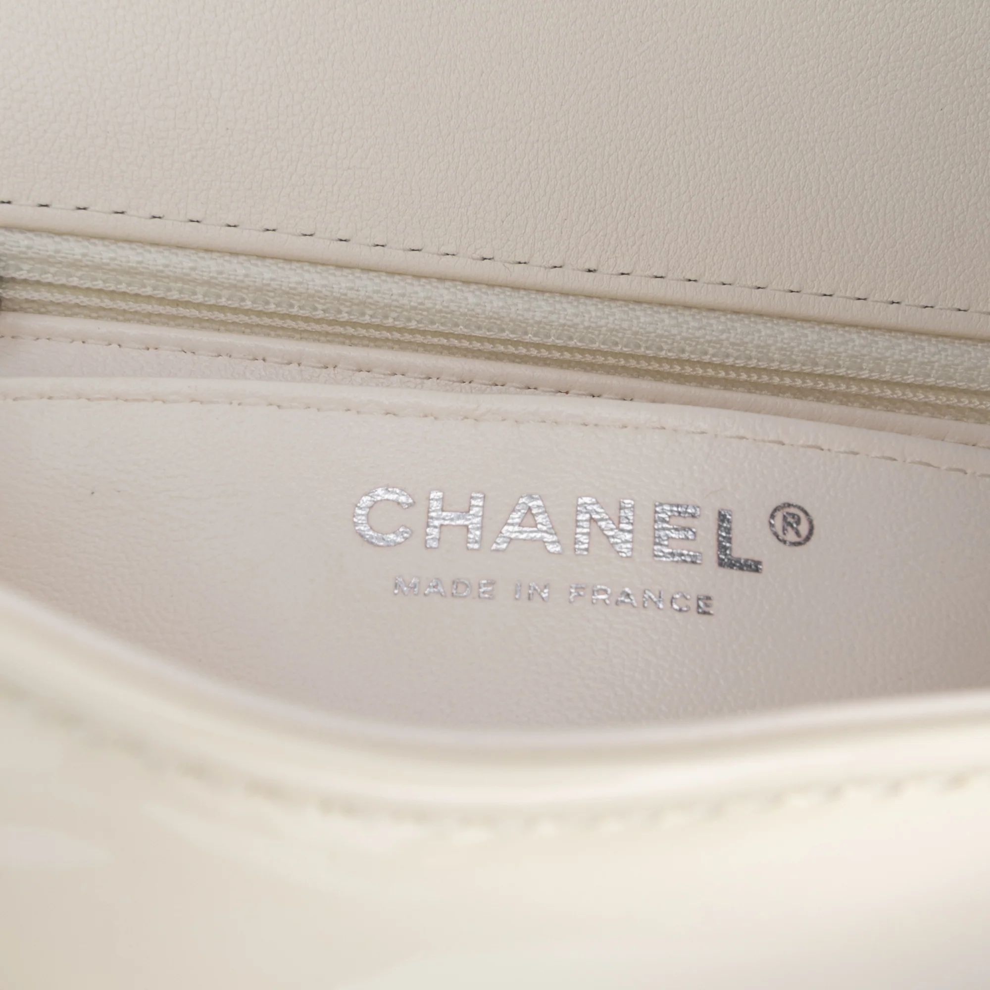 Chanel | Pre-Owned Small Patent Camellia Single Flap | White/Ivory - Image 7