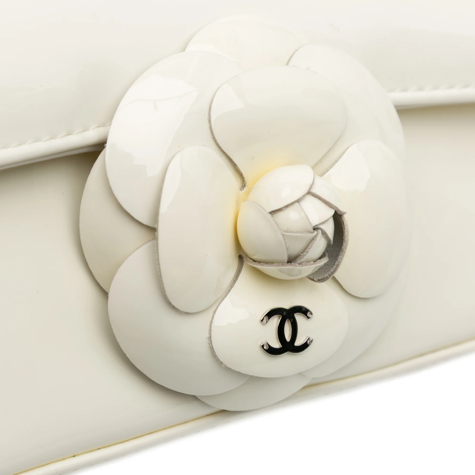 Chanel | Pre-Owned Small Patent Camellia Single Flap | White/Ivory - Image 9