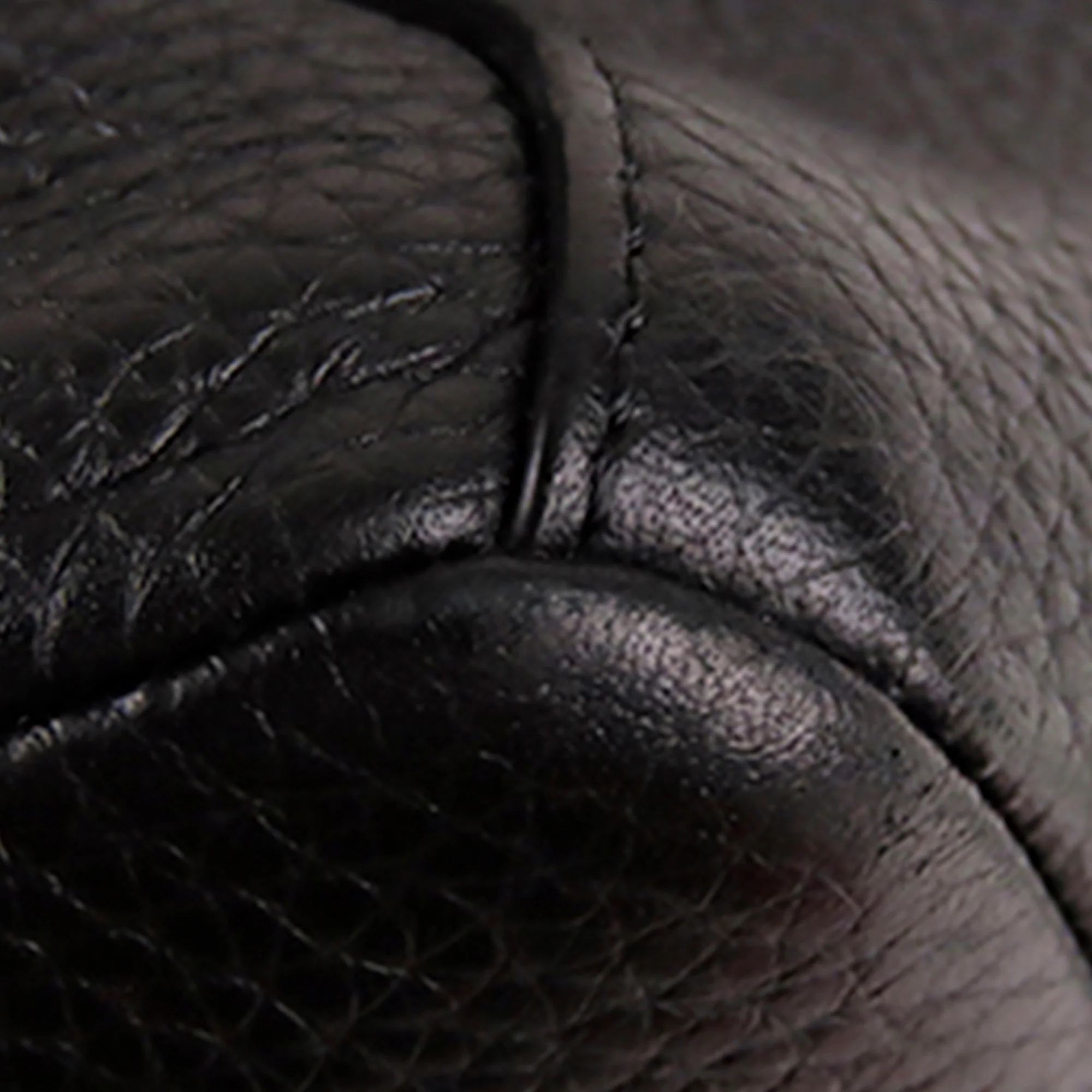 Louis Vuitton | Pre-Owned Taurillon Armand LV Circle | Black - Image 12
