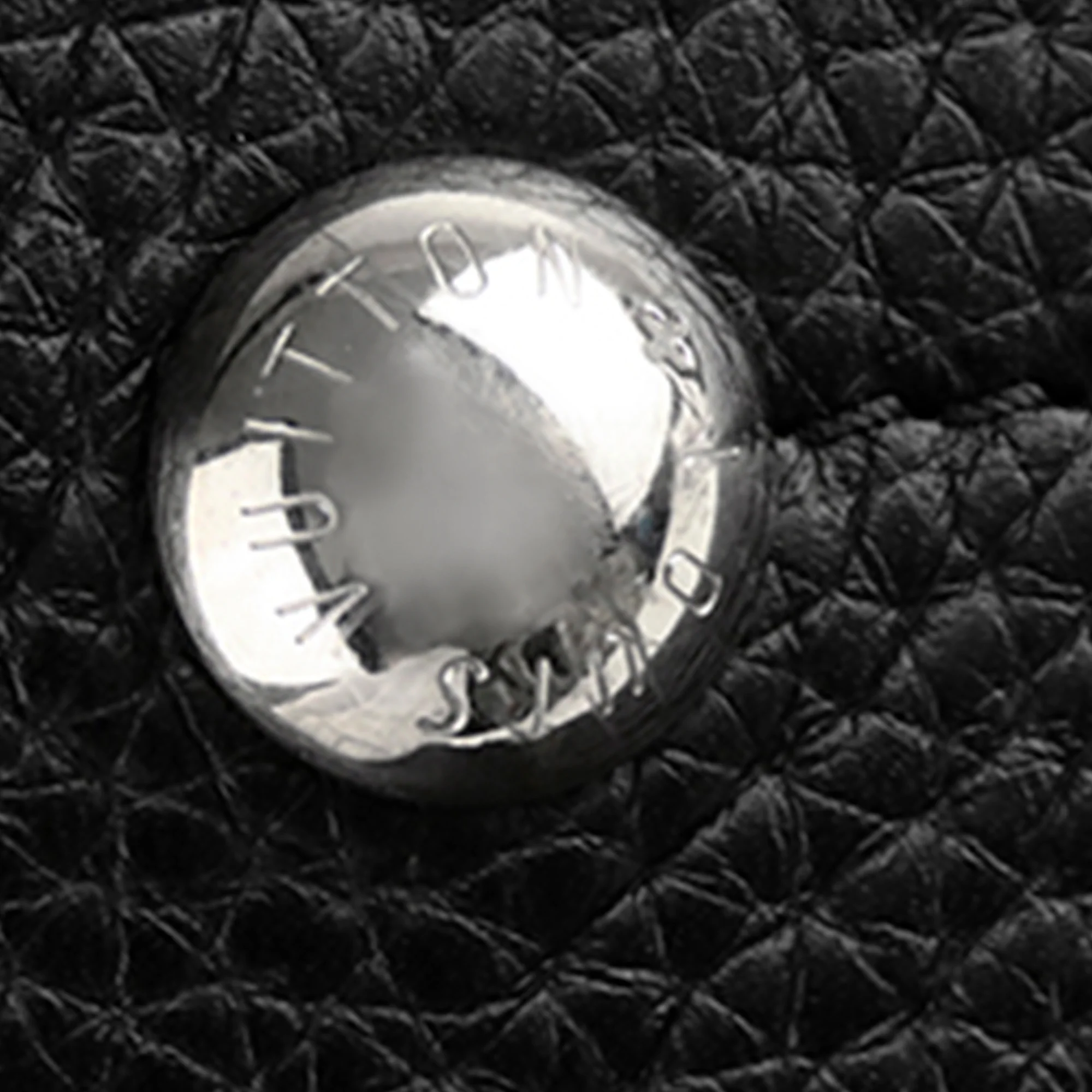 Louis Vuitton | Pre-Owned Taurillon Armand LV Circle | Black - Image 2