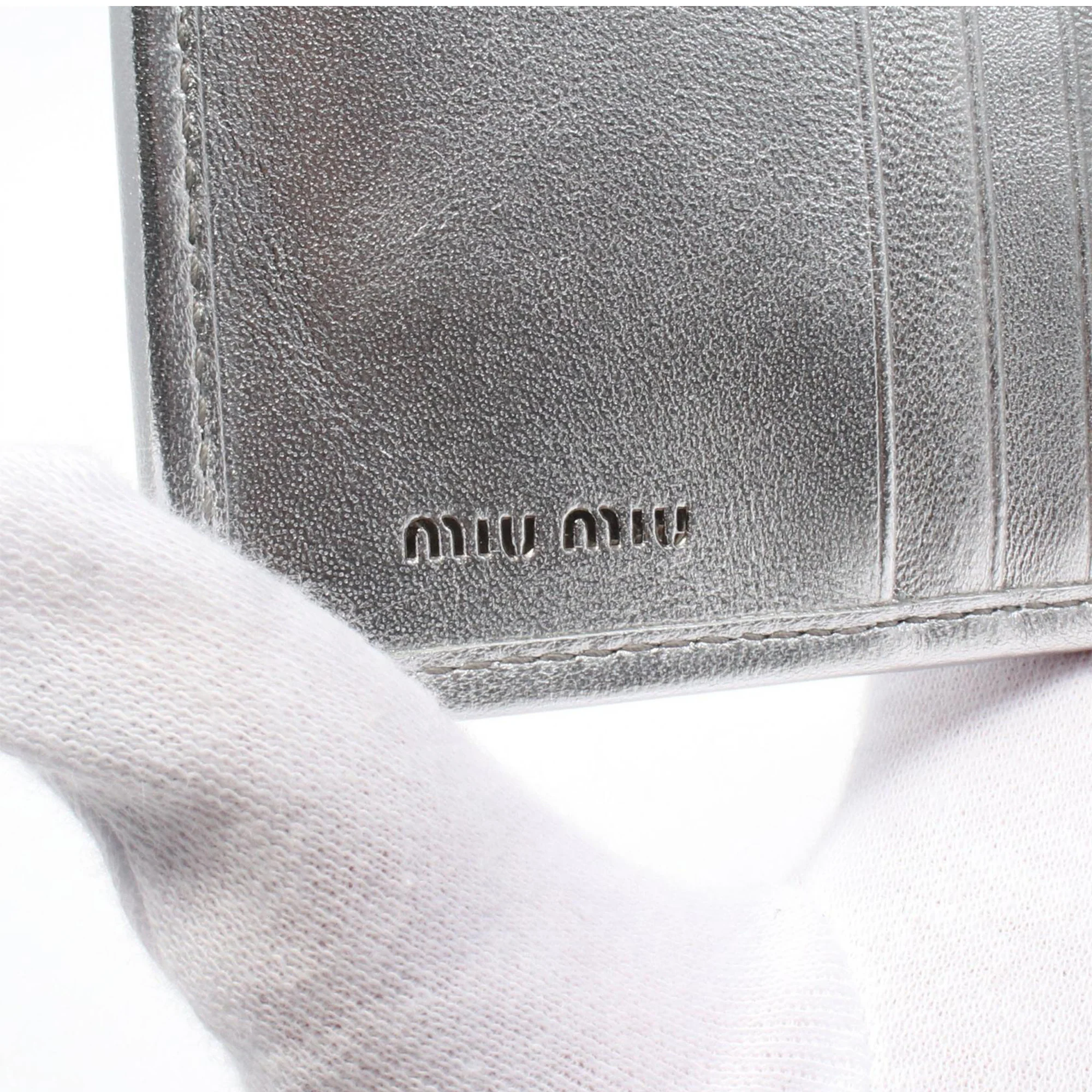 Miu Miu | Pre-Owned Metallic Matelasse Wallet | Silver - Image 5