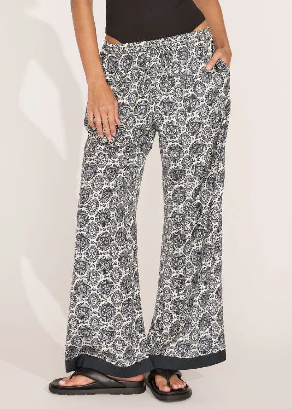 The Dani Pant | Medallion Blackout