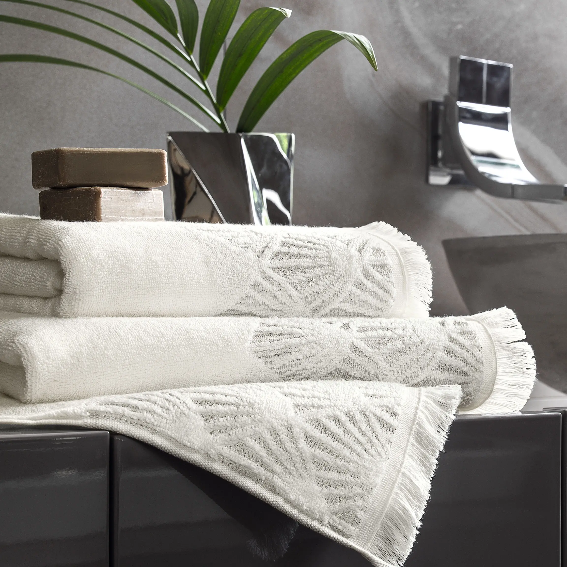 Towel - Amaris | White/Silver | 28" x 55"