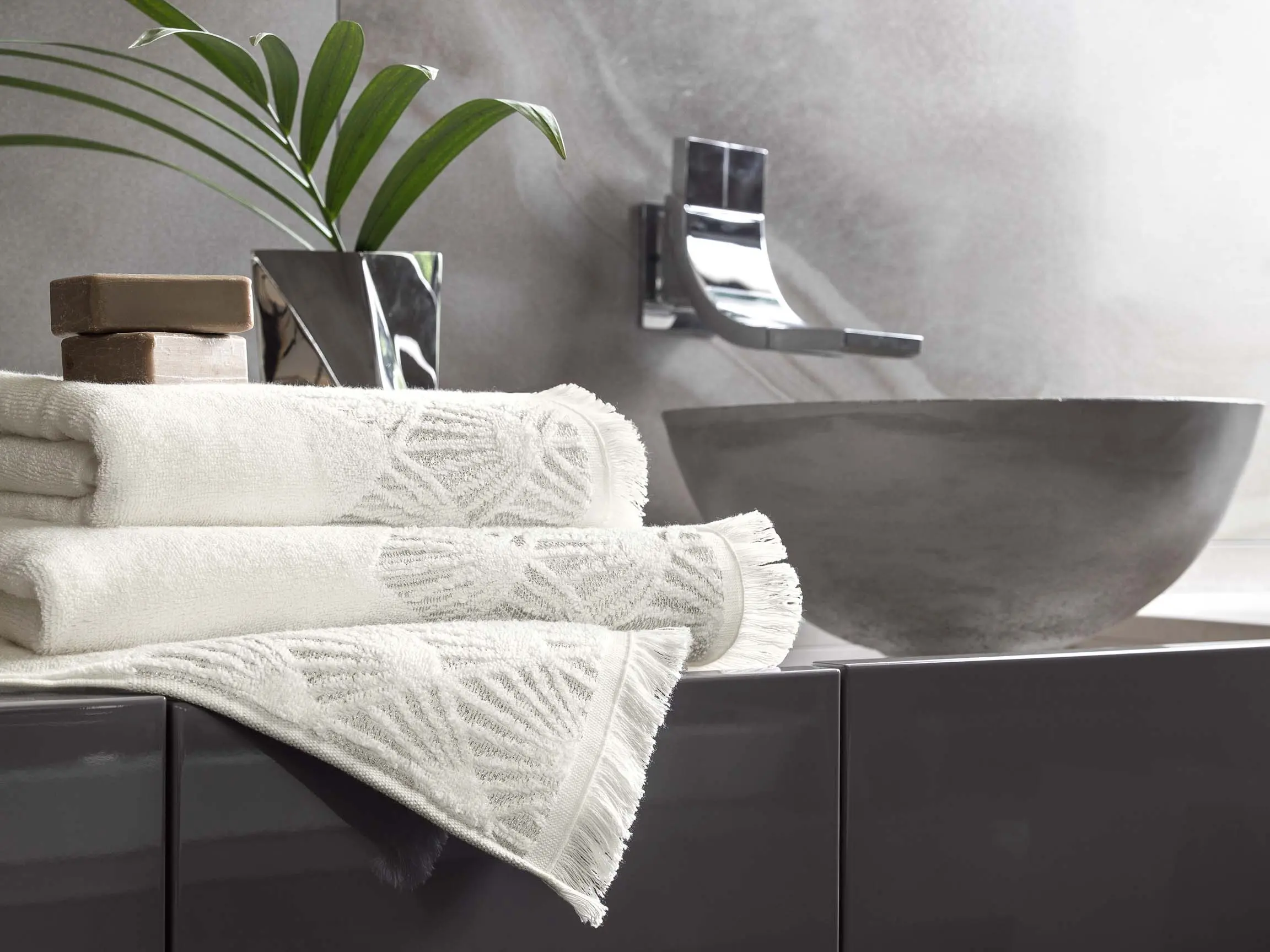 Towel - Amaris | White/Silver | 28" x 55" - Image 2